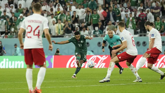 Gelandang Arab Saudi, Salem Al-Dawsari melakukan tembakan ke gawang di depan  pemain Polandia, Krystian Bielik selama pertandingan grup C Piala Dunia 2022 Qatar di Education City Stadium di Al Rayyan, Qatar, Sabtu (26/11/2022). Polandia menang atas Arab Saudi dengan skor 2-0. (AP Photo/Francisco Seco)