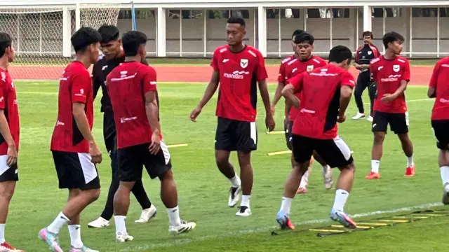 Latihan perdana Timnas Indonesia U-22 untuk persiapan menuju SEA Games 2025. Latihan tim asuhan Indra Sjafri itu berlatih di Stadion Madya, Gelora Bung Karno, Jakarta, Jumat (3/10/2025). (Bola.com/Muhammad Adi Yaksa)