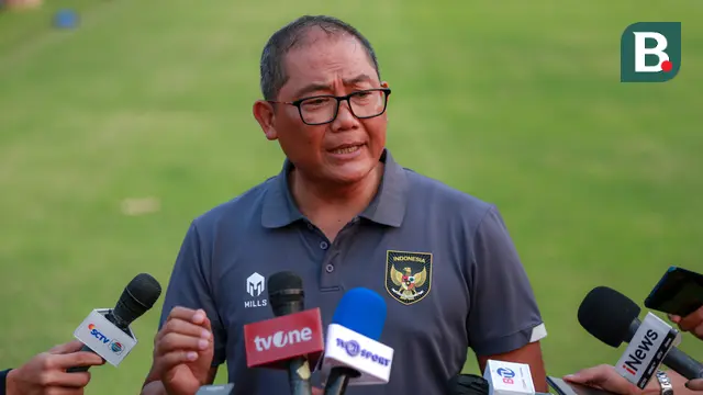 Kepala Badan Tim Nasional (BTN), Sumardji memberikan keterangan di depan wartawan saat latihan perdana Timnas Indonesia U-23 untuk Piala AFF U-23 di Lapangan A, Senayan, Jakarta, Kamis (10/08/2023). (Bola.com/Bagaskara Lazuardi)