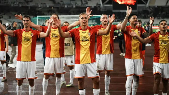 Kemenangan Go Ahead Eagles itu terasa sangat manis. Dean James dan kawan-kawan menang 2-1 di kandang raksasa Yunani, Panathinaikos, Jumat (3/10/2025) dini hari WIB. (AP Photo/Thanassis Stavrakis)