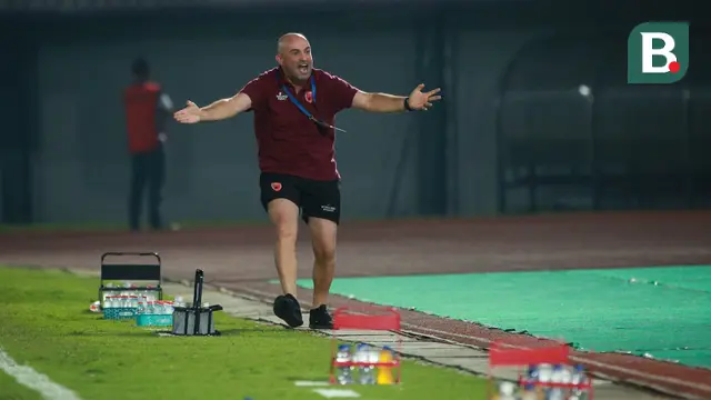 Ekspresi kecewa pelatih kepala PSM Makassar, Bernardo Tavares Fernando Jose saat laga pekan ke-10 BRI Liga 1 2022/2023 antara Dewa United FC melawan PSM Makassar di Stadion Indomilk Arena, Tangerang, Kamis (15/9/2022). (Bola.com/Bagaskara Lazuardi)
