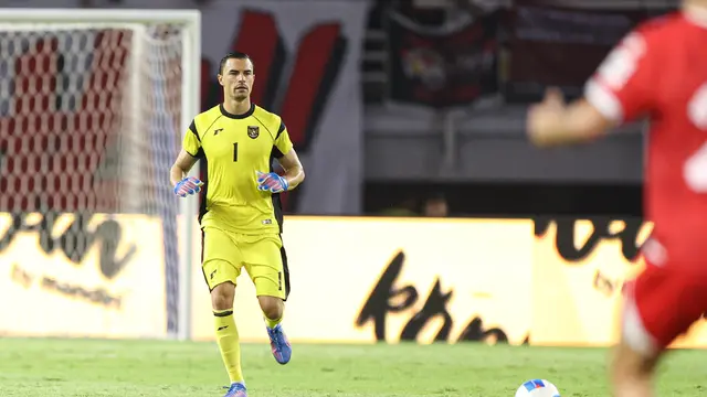 Aksi Emil Audero Mulyadi dalam laga FIFA Matchday antara Timnas Indonesia Vs Timnas Lebanon di Stadion Gelora Bung Tomo, Surabaya, Senin (8/9/2025). (Bola.com/Abdul Aziz)