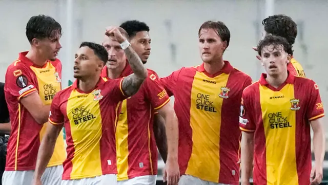 Pemain Go Ahead Eagles, Dean James, merayakan kemenangan atas Panathinaikos pada laga Liga Europa di Stadion Olimpiade Athena, Jumat (3/10/2025) dini hari WIB. (AP Photo/Thanassis Stavrakis)