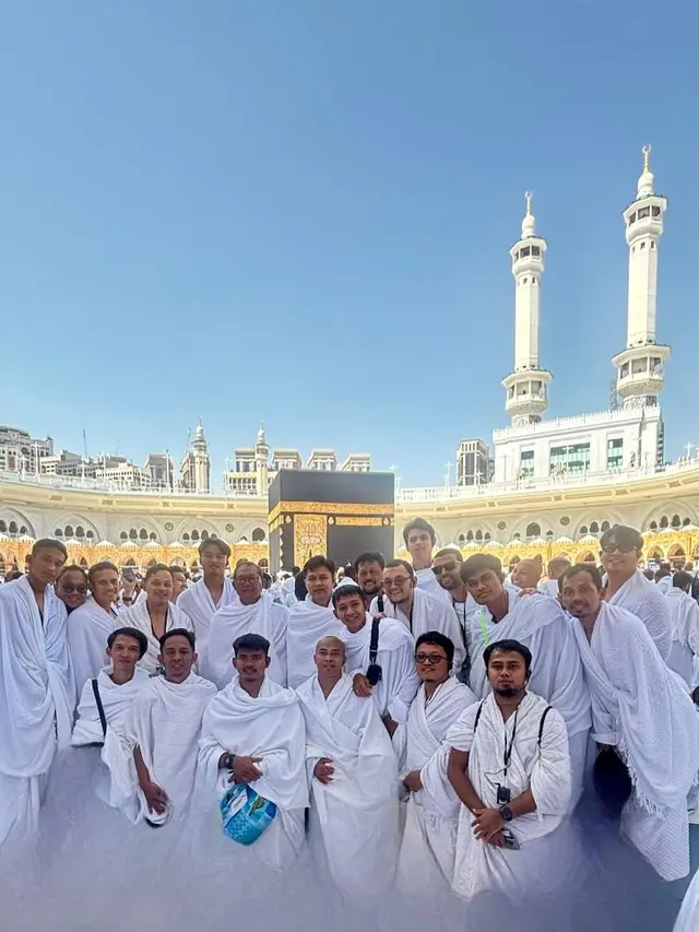 Beberapa pemain Timnas Indonesia menjalani ibadah umrah di Mekkah, Arab Saudi, pada Jumat (3/10/2025). (Bola.com/Dok.Instagram Tegar Diokta).