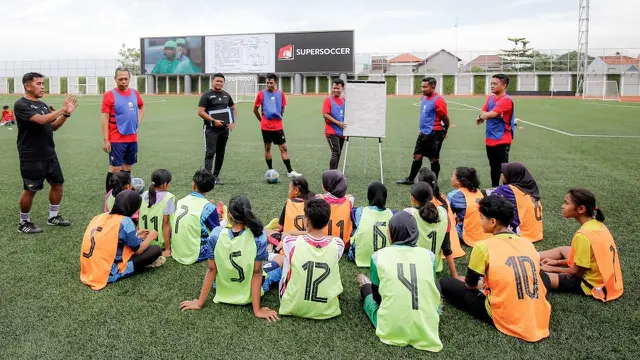 Pelatihan dan sertifikasi lisensi D Nasional untuk pelatih dan guru dari SD yang mengikuti MilkLife Soccer Challenge. Kegiatan ini digelar di Kudus, Jawa Tengah, sebagai bukti keseriusan Bakti Olahraga Djarum Foundation dalam membangun ekosistem sepak bola putri di Indonesia. (Bola.com/Djarum Foundation)