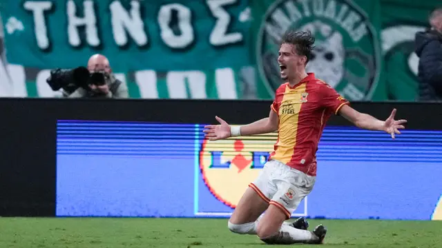 Dua assist itu dikirimkan oleh Dean James kepada striker andalan Go Ahead Eagles, Milan Smit. Sang penyerang pun menyambar umpan James dengan sangat baik. (AP Photo/Thanassis Stavrakis)