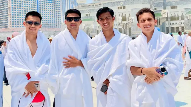 Timnas Indonesia umrah. (Bola.com/Dok.Instagram Pratama Arhan)