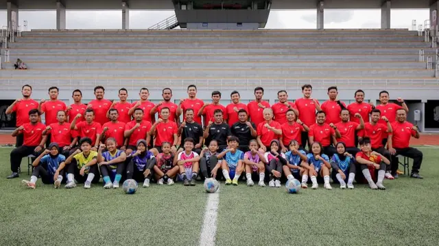 Pelatihan dan sertifikasi lisensi D Nasional untuk pelatih dan guru dari SD yang mengikuti MilkLife Soccer Challenge. Kegiatan ini digelar di Kudus, Jawa Tengah, sebagai bukti keseriusan Bakti Olahraga Djarum Foundation dalam membangun ekosistem sepak bola putri di Indonesia. (Bola.com/Djarum Foundation)