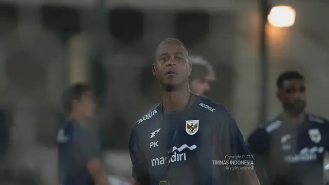 Pelatih Timnas Indonesia, Patrick Kluivert memimpin sesi latihan Skuad Garuda di Jeddah, Arab Saudi, Jumat (3/10/2025). (Dok. Timnas Indonesia)