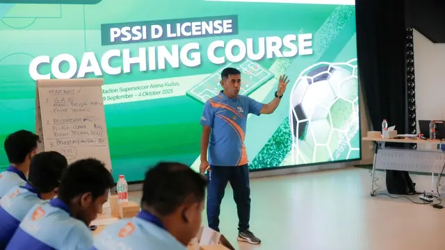 Pelatihan dan sertifikasi lisensi D Nasional untuk pelatih dan guru dari SD yang mengikuti MilkLife Soccer Challenge. Kegiatan ini digelar di Kudus, Jawa Tengah, sebagai bukti keseriusan Bakti Olahraga Djarum Foundation dalam membangun ekosistem sepak bola putri di Indonesia. (Bola.com/Djarum Foundation)