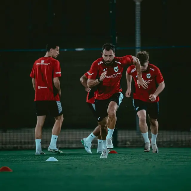 Jordi Amat antusias mengikuti sesi latihan Timnas Indonesia di Jeddah, Jumat (3/10/2025). (Instagram/jordiamat5)