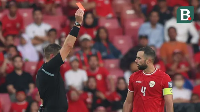 Kepastian Timnas Indonesia untuk lolos ke putaran ketiga kualifikasi Piala Dunia 2026 zona Asia harus tertunda setelah Jordi Amat dkk menyerah 0-2 dari Irak pada laga Grup F putaran kedua Kualifikasi Piala Dunia 2026 zona Asia di Stadion Utama Gelora Bung Karno (SUGBK), Senayan, Jakarta, Kamis (6/6/2024). Dua gol Irak dihasilkan lewat eksekusi penalti Aymen Hussein (54') dan Ali Jassim (88'). Timnas Indonesia harus bermain dengan 10 pemain sejak menit ke-59 setelah kapten tim Jordi Amat dikartu merah langsung akibat pelanggaran di depan kotak penalti. (Bola.com/M Iqbal Ichsan)