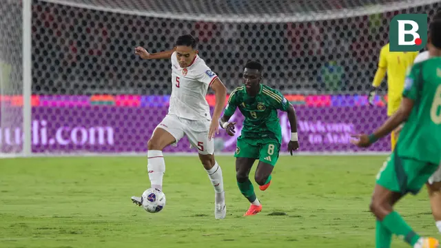 Pemain Timnas Indonesia, Rizky Ridho (kiri), menggiring bola dibayangi pemain Arab Saudi, Marwan Al-Sahafi, pada laga lanjutan putaran ketiga Grup C Kualifikasi Piala Dunia 2026 di Stadion Utama Gelora Bung Karno (SUGBK), Senayan, Jakarta, Selasa (19/11/2024). (Bola.com/Abdul Aziz)