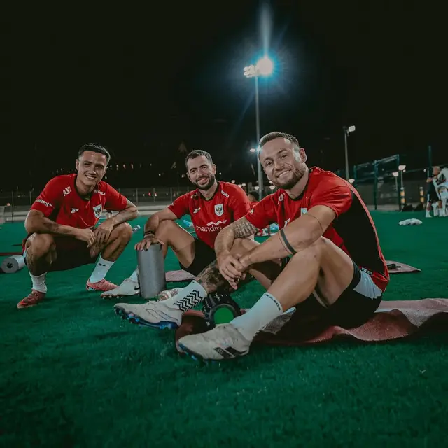 Eliano Reijnders, Jordi Amat, dan Marc Klok antusias mengikuti sesi latihan Timnas Indonesia di Jeddah, Jumat (3/10/2025). (Instagram/jordiamat5)