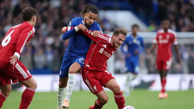 Alexis Mac Allister ditantang oleh Malo Gusto dalam laga Liga Inggris antara Chelsea dan Liverpool di Stamford Bridge, London, 4 Oktober 2025. (AP Photo/Ian Walton)