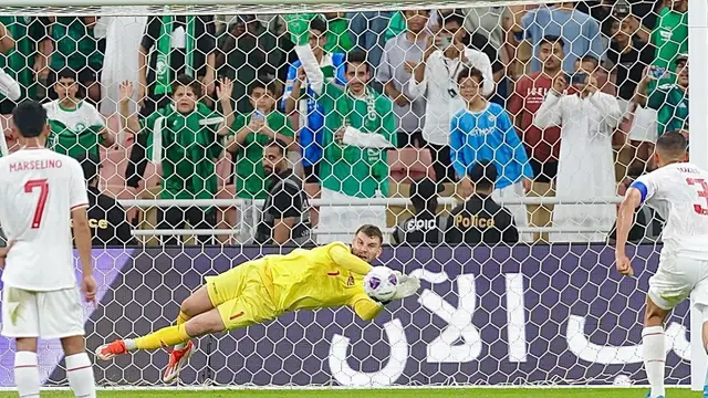Kiper Timnas Indonesia, Maarten Paes, menepis tendangan penalti kapten Timnas Arab Saudi, Salem Aldawsari dalam laga putaran ketiga Kualifikasi Piala Dunia 2026 di King Abdullah Sports City Stadium, Jeddah, Jumat (6/9/2024) dini hari WIB. (Instagram/martenpaes)