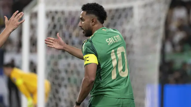 Gelandang Arab Saudi, Salem al-Dawsari merayakan gol pertamanya bersama rekan setimnya dalam pertandingan kualifikasi Piala Dunia FIFA 2026 zona Asia Grup C antara Arab Saudi dan China di Taman Al-Awwal, Riyadh, 0 Maret 2025. (AFP)