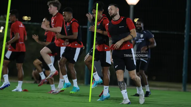 Marc Klok (paling kanan) berserta pemain Timnas Indonesia lainnya tampak serius melakukan sesi latihan di Jedaah, Arab Saudi pada Sabtu (4/10/2025). (Dok. Timnas Indonesia)