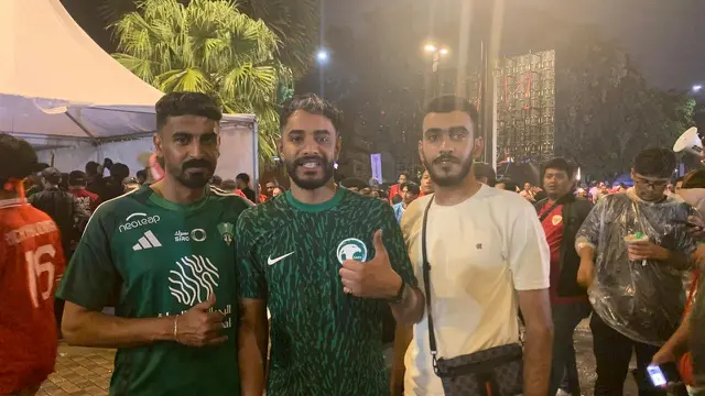 Para suporter Arab Saudi berdatangan ke GBK tuk menyaksikan laga Indonesia vs Arab Saudi, optimis green falcons menang, suporter prediksi dapat 3 poin.