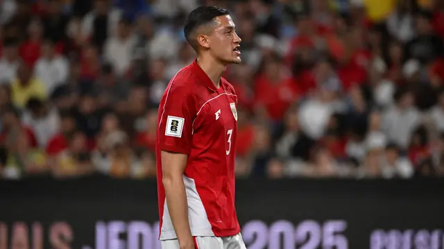 Bek Timnas Indonesia, Jay Idzes dalam pertandingan kualifikasi Piala Dunia 2026 zona Asia antara Australia dan Indonesia di Sydney pada 20 Maret 2025. (Saeed KHAN / AFP)