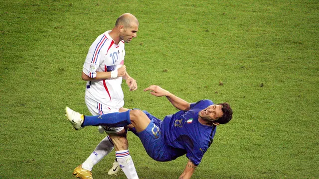 Gelandang Prancis, Zinedine Zidane, menanduk bek Italia, Marco Materazzi, saat final Piala Dunia 2006 Stadion Olympic, Berlin, Jerman (9/7/2006). Tandukan tersebut menjadi salah satu momen ikonik pada ajang Piala Dunia 2006. (AFP/John Macdougall)