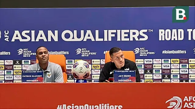 Pelatih Timnas Indonesia, Patrick Kluiverrt (kiri), dan kapten Timnas Indonesia, Jay Idzes, saat konferensi pers jelang pertandingan melawan Timnas Arab Saudi di King Abdullah Sports City, Jedah, Selasa (7-102-2025). (Bola.com/Hery Kurniawan)