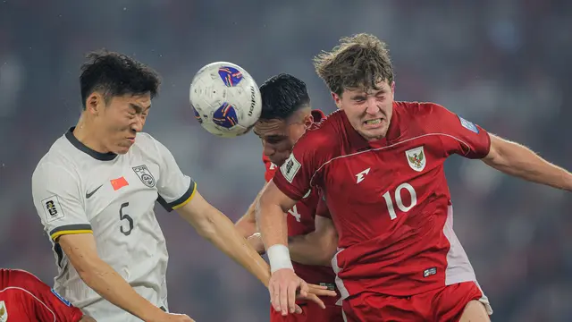 Pemain Timnas Indonesia, Ole Lennard Romeny (kanan) dan Joey Pelupessy (tengah), berebut bola dengan pemain China, Zhu Chenjie (kiri), dalam laga Kualifikasi Piala Dunia 2026 zona Asia di Stadion Utama Gelora Bung Karno (SUGBK) Senayan, Jakarta, Kamis (5/6/2025). (Bola.com/Bagaskara Lazuardi)