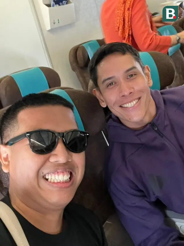 Jurnalis Bola.com Hery Kurniawan bersama aktor Ganinda Brimo dalam penerbangan dari Jakarta menuju Jeddah, Senin (6/10/2025). Bimo datang langsung ke Arab Saudi untuk mendukung perjuangan Timnas Indonesia. (Bola.com/Hery Kurniawan).