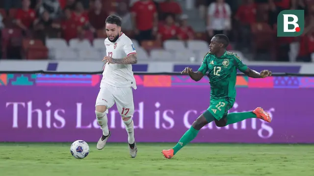 Pada pertandingan tersebut, Verdonk turut membantu Marselino Ferdinan mencetak gol pada menit ke-57. Membangun serangan dari sisi kanan, Calvin Verdonk yang mendapat kawalan ketat pemain Arab Saudi, masih bisa memberikan umpan kepada Marselino. (Bola.com/M Iqbal Ichsan)