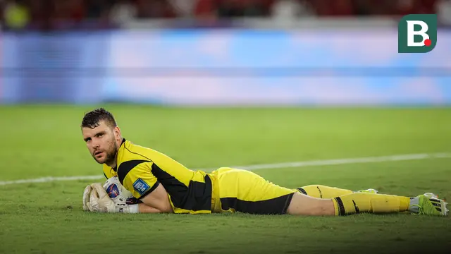 Kiper Timnas Indonesia, Maarten Paes, mengamankan bola di dalam dekapannya ketika menghadapi Bahrain dalam lanjutan Kualifikasi Piala Dunia 2026 zona Asia yang digelar di Stadion Utama Gelora Bung Karno (SUGBK), Senayan, Jakarta, Selasa (25/3/2025) malam WIB. (Bola.com/Bagaskara Lazuardi)