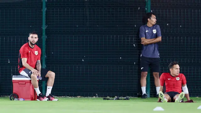 Bek kiri Timnas Indonesia, Calvin Verdonk duduk di atas kotak pendingin. Sementara Egy Maulana Vikri menjalani pemanasan dalam sesi latihan resmi skuad Garuda di Lapangan Latihan King Abdullah Sport City, Stadium, Selasa (7/10/2025) malam. (Bola.com/Hery Kurniawan)