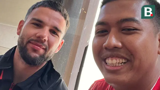 Bek Timnas Indonesia, Calvin Verdonk dan jurnalis  Hery Kurniawan di Jeddah, Arab Saudi, Rabu (8/10/2025). (Bola.com/Hery Kurniawan).