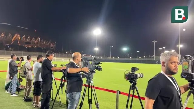 Wartawan asing memantau sesi latihan Timnas Indonesia jelang laga melawan Timnas Arab Saudi di Lapangan Latihan King Abdullah Sport City, Stadium , Jeddah, Selasa (7/10/2025). (Bola.com/Hery Kurniawan)