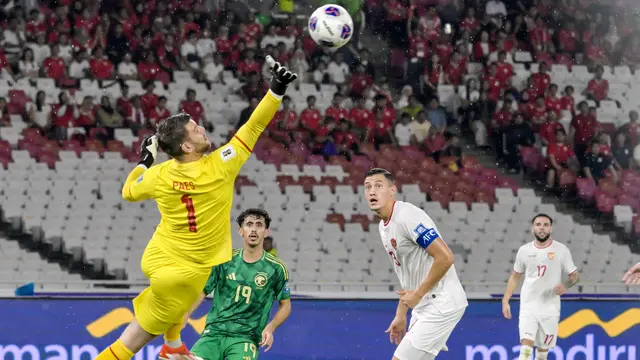 Seperti diketahui, kiper FC Dallas tersebut melakukan debutnya bersama Timnas Indonesia saat bertandang ke Arab Saudi pada putaran ketiga Kualifikasi Piala Dunia 2026, 6 September 2024. (AFP/Bay Ismoyo)