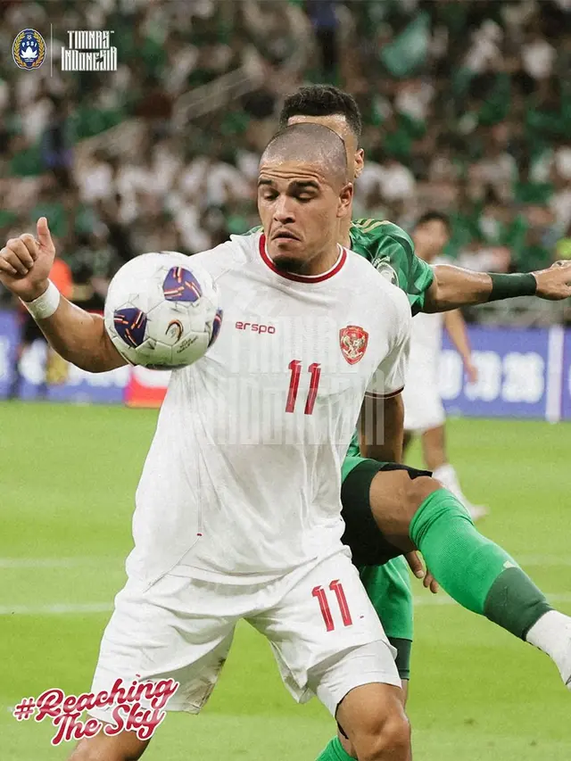 Pemain Timnas Indonesia, Ragnar Oratmangoen menguasai bola saat menghadapi Arab Saudi pada laga matchday pertama putaran ketiga Kualifikasi Piala Dunia 2026 zona Asia Grup C di King Abdullah Sports City Stadium, Jeddah, Arab Saudi, Jumat (6/9/2024) dini hari WIB. (Instagram PSSI)
