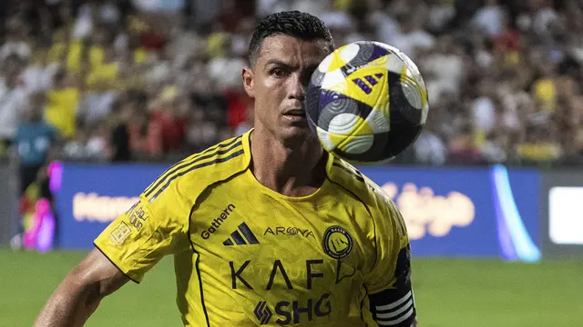 Pemain Al-Nassr, Cristiano Ronaldo berusaha mengontrol bola dalam laga semfinal Saudi Super Cup 2025 melawan Al-Ittihad di Hong Kong Stadium, Hong Kong, Selasa (19/08/2025) waktu setempat. (AP Photo/Chan Long Hei)