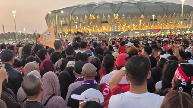 Ribuan fans Timnas Indonesia merasakan momen tidak mengenakkan ketika datang langsung mendukung anak asuh Patrick Kluivert pada laga kontra Arab Saudi di King Abdullah Sport City, Jeddah hari Kamis (09/10/2025) dini hari WIB. (Garuda Buana)