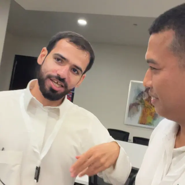 Jurnalis Bola.com bersama wartawan Arab Saudi, Nawaf Mohammed. (Bola.com/Hery Kurniawan)