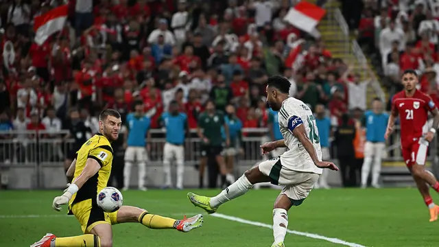 Aksi Maarten Paes pada laga Putaran 4 Kualifikasi Piala Dunia 2026 zona Asia antara Timnas Indonesia vs Arab Saudi - AP Photo