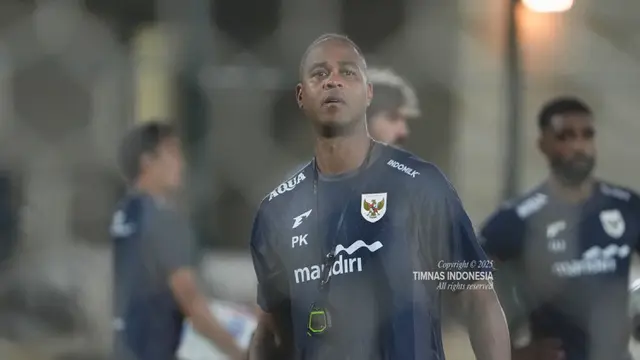 Pelatih Timnas Indonesia, Patrick Kluivert, memimpin langsung sesi latihan pertama di lapangan latihan King Abdullah Sports City, Jeddah, pada Jumat (4/10/2025) malam waktu setempat. (Dok. Timnas Indonesia)