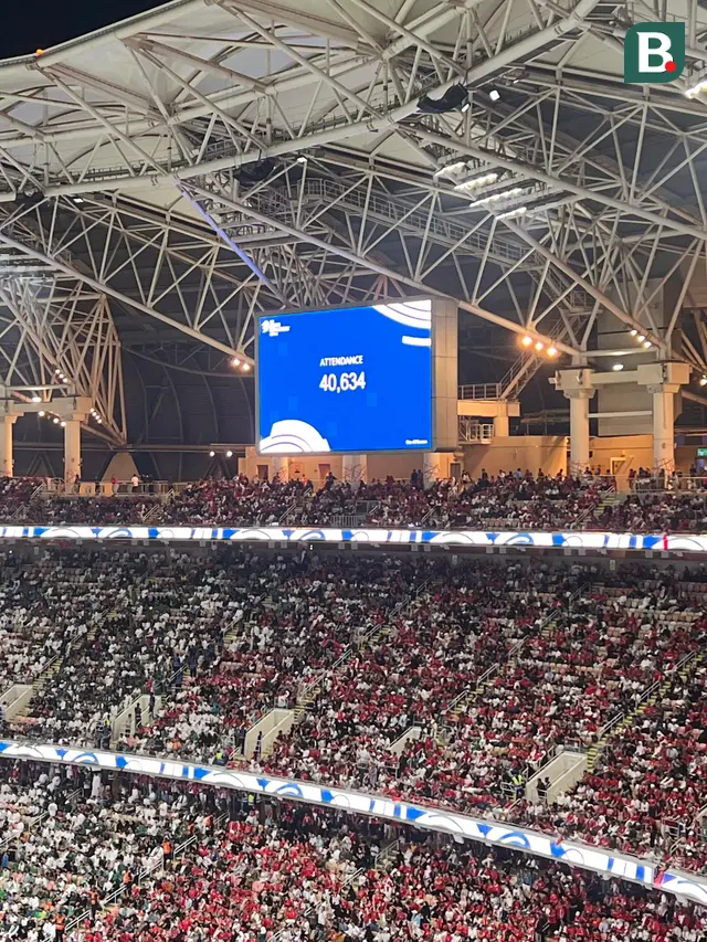 Suporter Timnas Indonessia memadati King Abdullah Stadium, Jeddah dalam laga melawan Arab Saudi, Kamis(9/10/2025). (Bola.com/Hery Kurniawan)