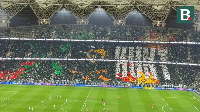 Koreo suporter Timnas Arab Saudi dalam laga babak kedua putaran keempat Kualifikasi Piala Dunia 2026 melawan Timnas Indonesia di King Abdullah Sport City, Jeddah, Rabu (8/10/2025) malam waktu setempat. (Bola.com/Hery Kurniawan)