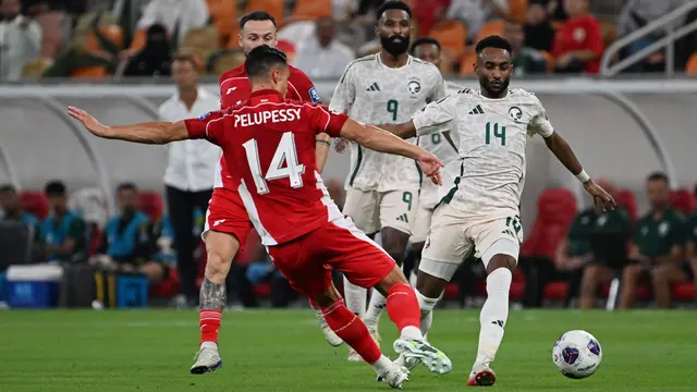 Pemain Arab Saudi Moteb Alharbi (kanan) berebut bola dengan pemain Indonesia Joey Pelupessy dalam pertandingan babak keempat kualifikasi Piala Dunia 2026 di King Abdullah Sports City Stadium, Jeddah, pada Kamis (9/10/2025) dini hari WIB. (AP Photo).