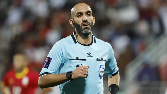 Wasit asal Kuwait Ahmad Al-Ali, pengadil lapangan yang bertugas saat Timnas Indonesia kalah 2-3 dari Arab Saudi di Kualifikasi Piala Dunia 2026. (KARIM JAAFAR / AFP)