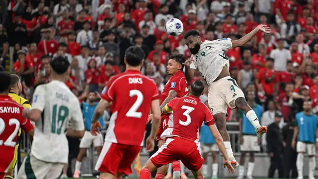 Pemain Arab Saudi, Feras Albrikan, mencetak gol ke gawang Timnas Indonesia pada laga Grup B putaran keempat Kualifikasi Piala Dunia 2026 Zona Asia di King Abdullah Sports City Stadium, Jeddah, pada Kamis (9/10/2025) dini hari WIB. (AP Photo)