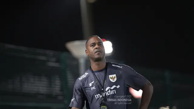 Patrick Kluivert sedang memantau para pemainnya yang sedang latihan jelang pertandingan Ronde 4 Kualifikasi Piala Dunia di Jedaah, Arab Saudi pada Sabtu (4/10/2025). (Dok. Timnas Indonesia)