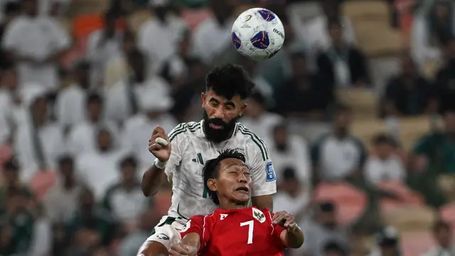 Beckham Putra (bawah) berduel udara dengan pemain Arab Saudi, Nawaf Bu Washl dalam pertandingan babak keempat kualifikasi Piala Dunia 2026 di King Abdullah Sports City Stadium, Jeddah, pada Kamis (9/10/2025) dini hari WIB. (AP Photo)