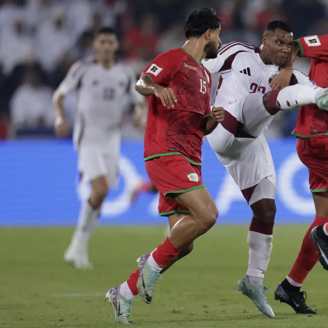 Bek Qatar, Assim Madibo berebut bola dengan gelandang Oman, Nasser Al-Rawahi dan penyerang Oman, Issam al-Sabhi dalam pertandingan kualifikasi Piala Dunia FIFA 2026 zona Asia antara Qatar dan Oman di Stadion Jassim Bin Hamad, Doha, pada 8 Oktober 2025.(Karim JAAFAR / AFP)