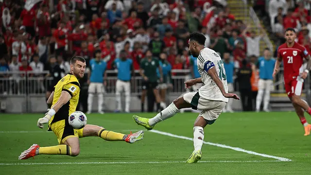 Maarten Paes jatuh bangun mengawal gawang Timnas Indonesia saat bersua Arab Saudi pada laga perdana putaran keempat Grup B Kualifikasi Piala Dunia 2026 di Al Inma Bank Stadium at King Abdullah Sport City, Kamis (9/10/2025) dini hari WIB. Sayangnya, Tim Garuda menelan kekalahan 2-3 dari Arab Saudi dalam duel tersebut. (AP Photo)  