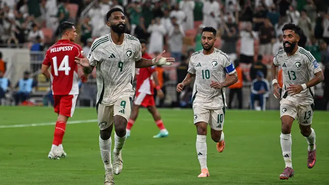 Pemain Arab Saudi, Feras Albrikan (kiri), merayakan gol pembuka timnya dalam pertandingan babak keempat kualifikasi Piala Dunia 2026 di King Abdullah Sports City Stadium, Jeddah, pada Kamis (9/10/2025) dini hari WIB. (AP Photo).
